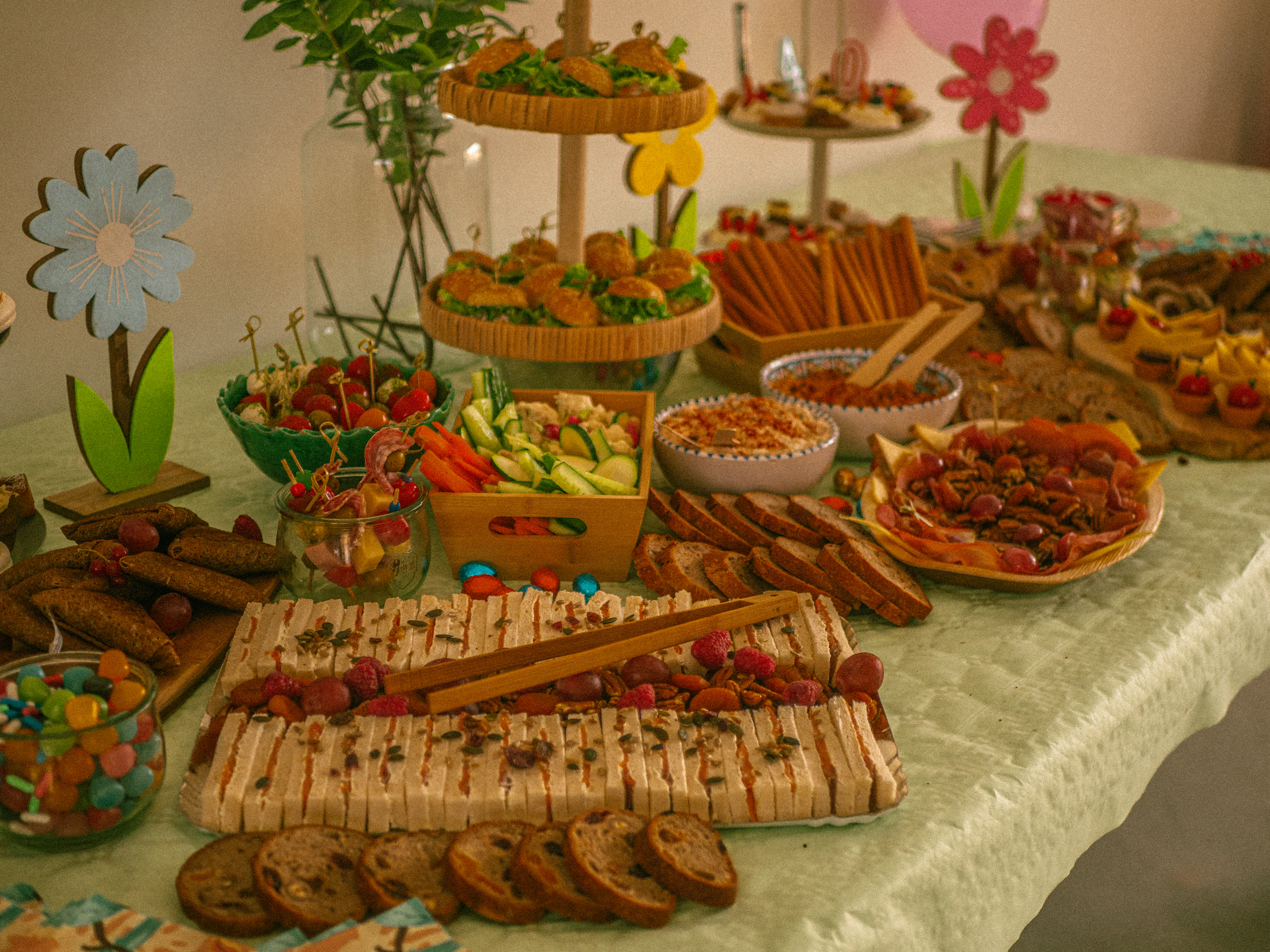 Buffet coloré de fête avec diverses collations et décorations.