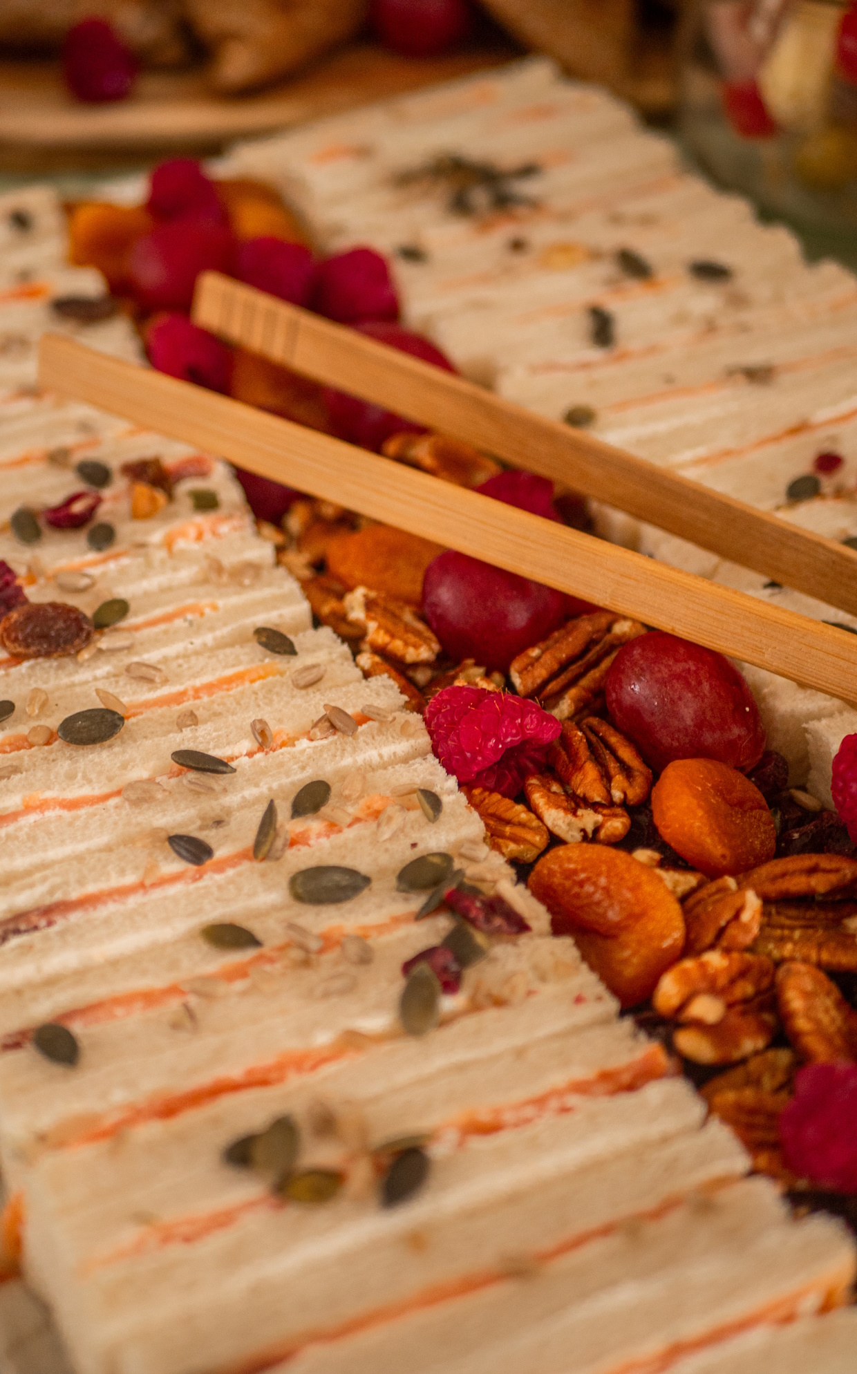 Plateau de sandwiches garnis et fruits secs.
