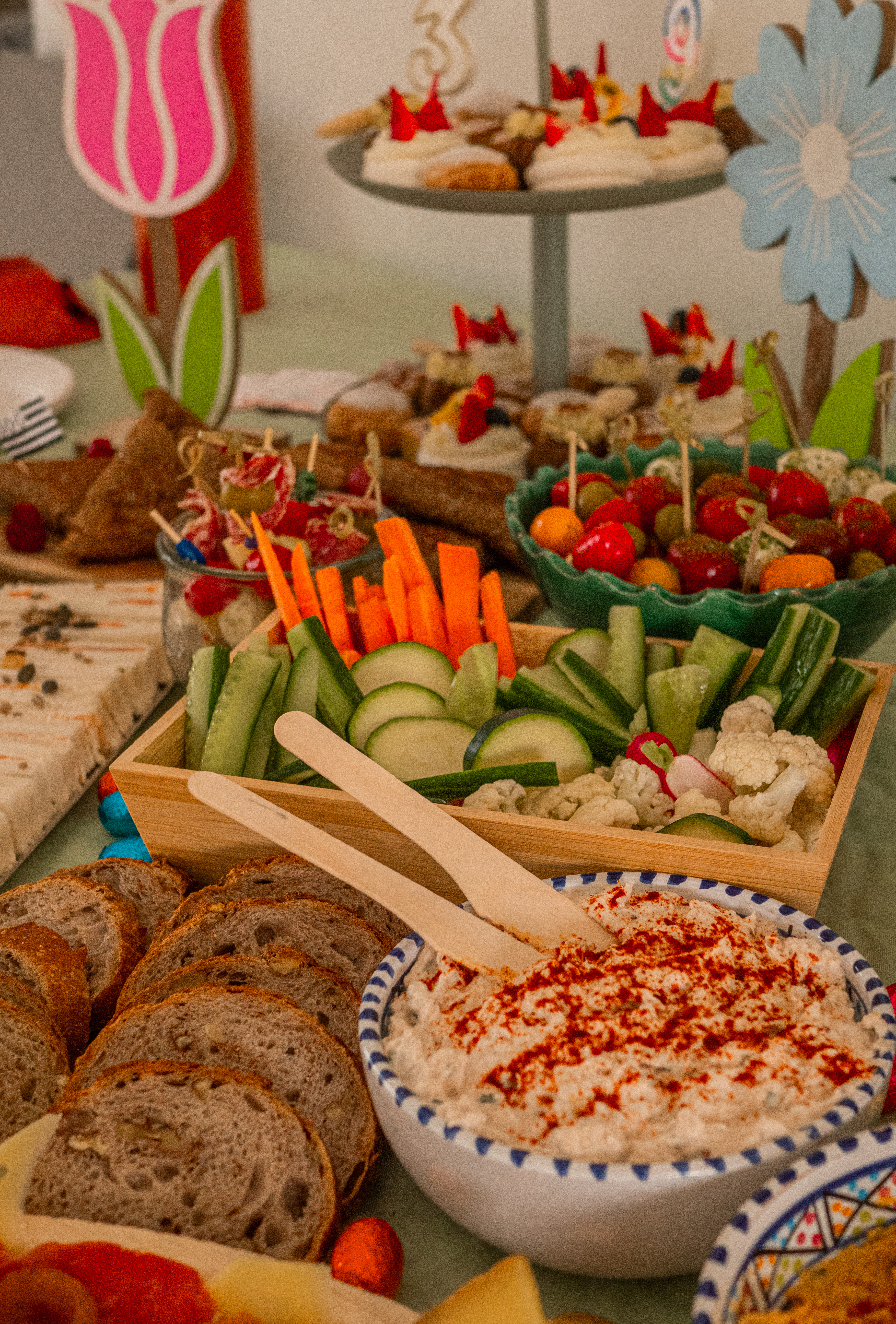 Buffet varié avec légumes et amuse-bouches.