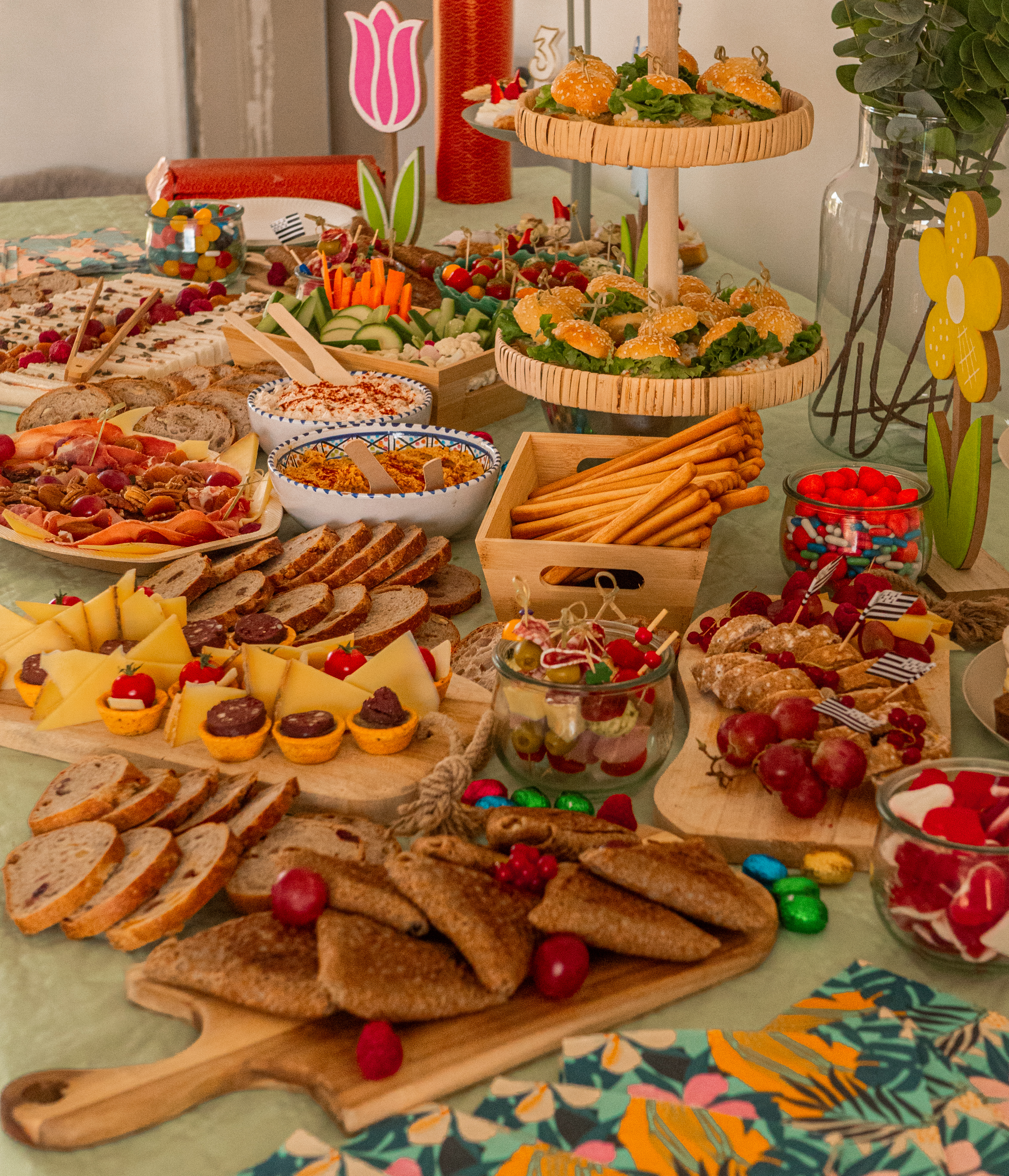 Buffet varié avec fromages, fruits et amuse-bouches.