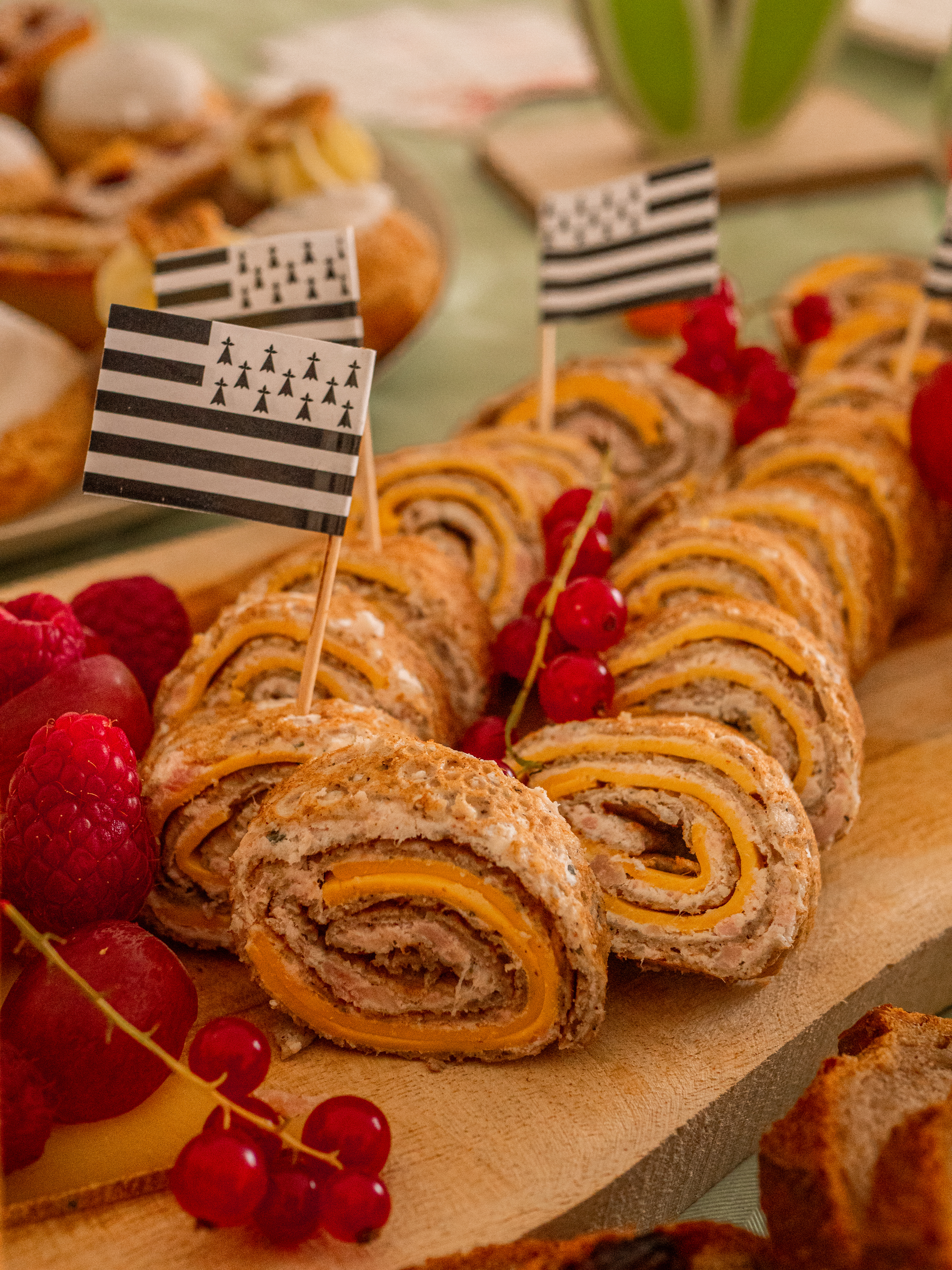Pâtisserie française et fruits frais, décoration de drapeau.