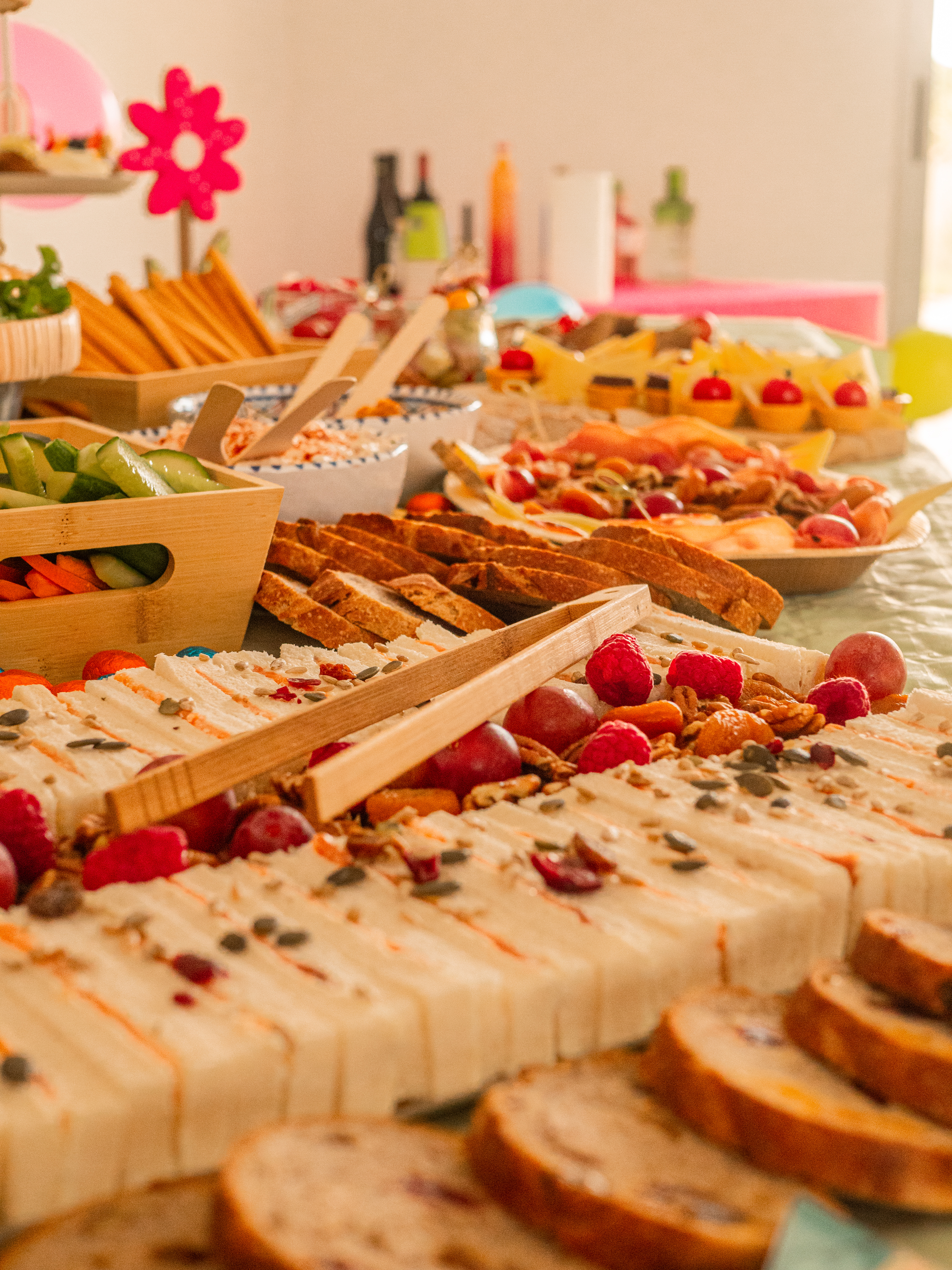 Buffet coloré avec fruits et toasts.