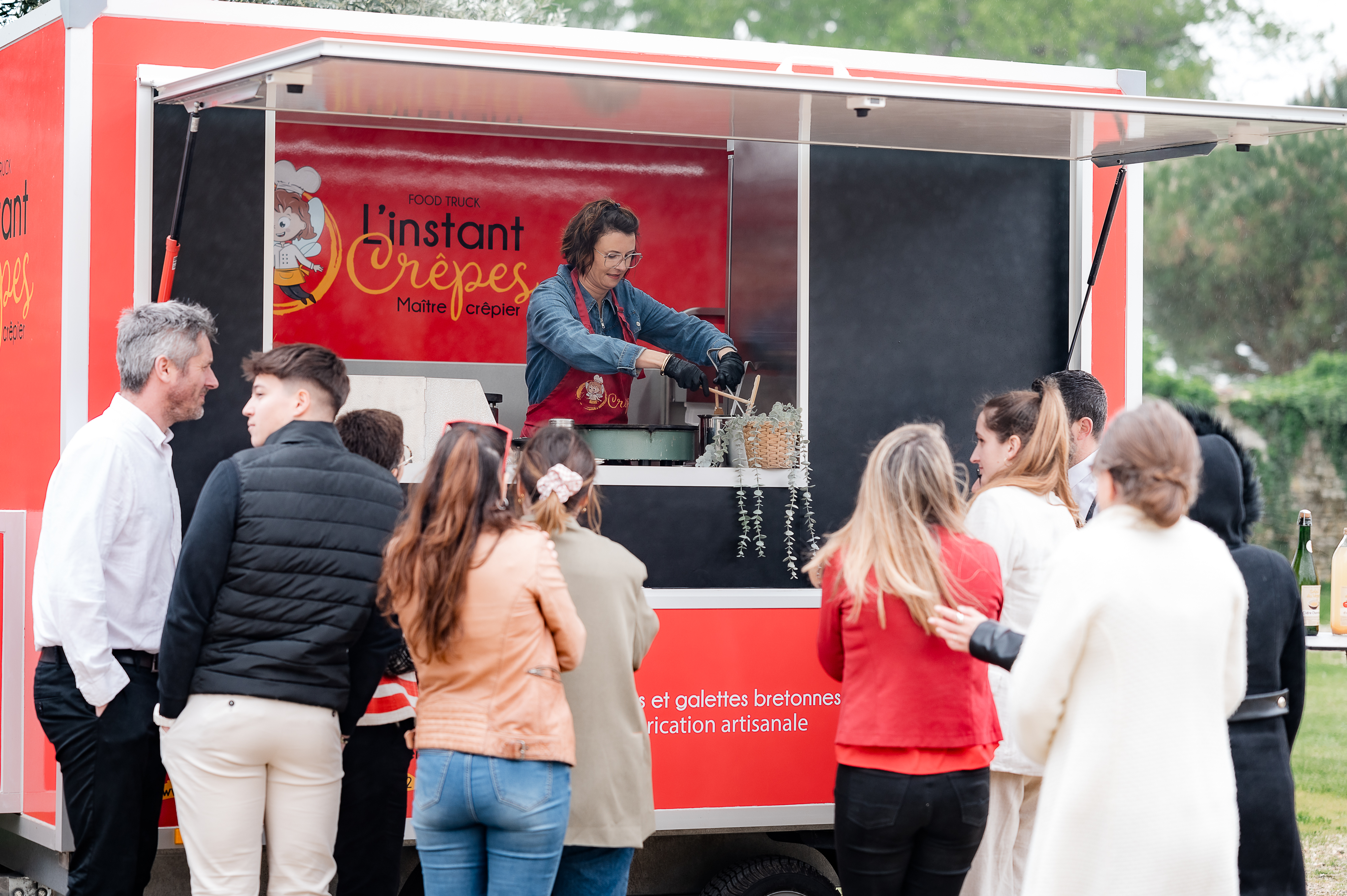 Food truck crêpes, clients en attente.