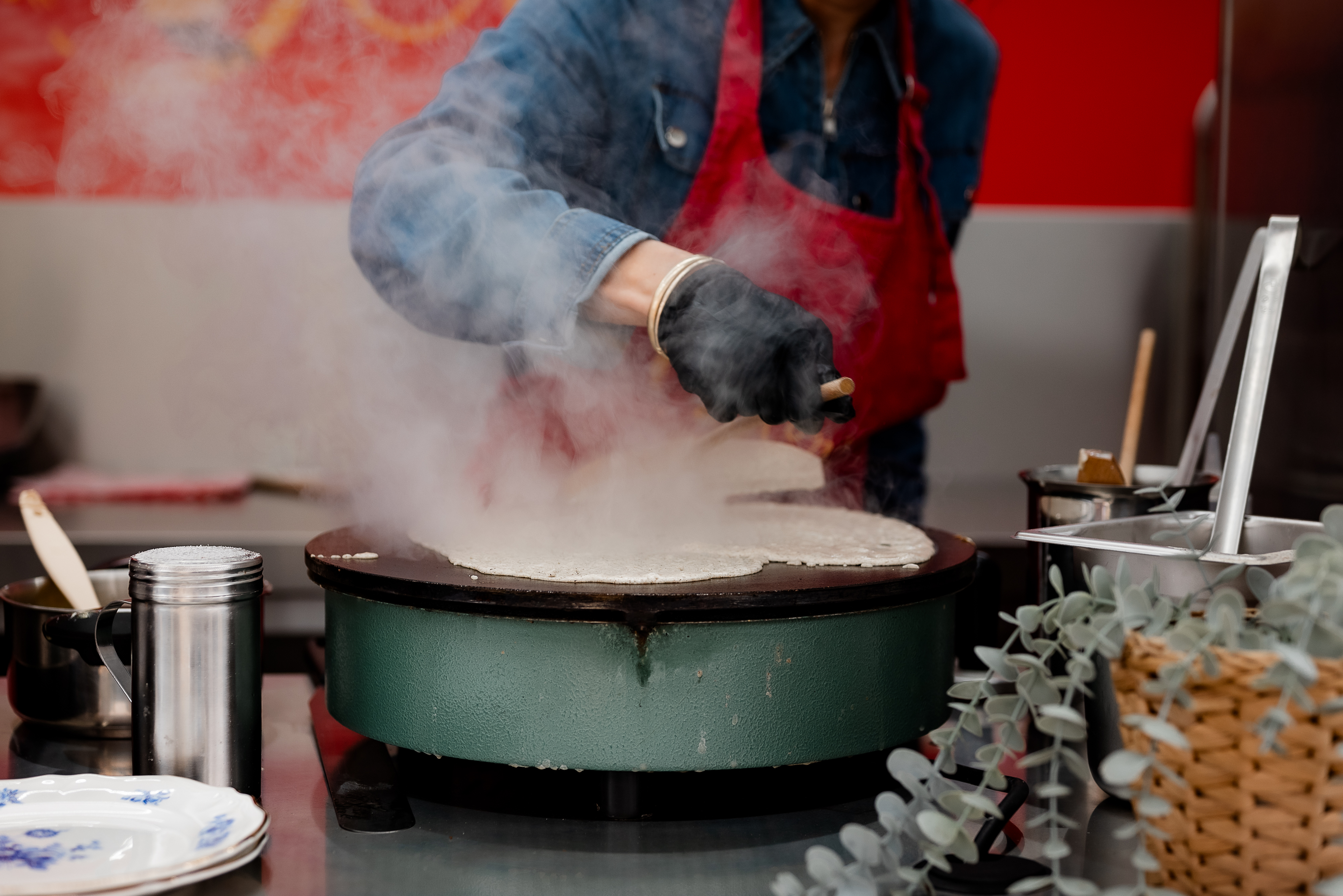 Cuisinier faisant des crêpes en plein air.