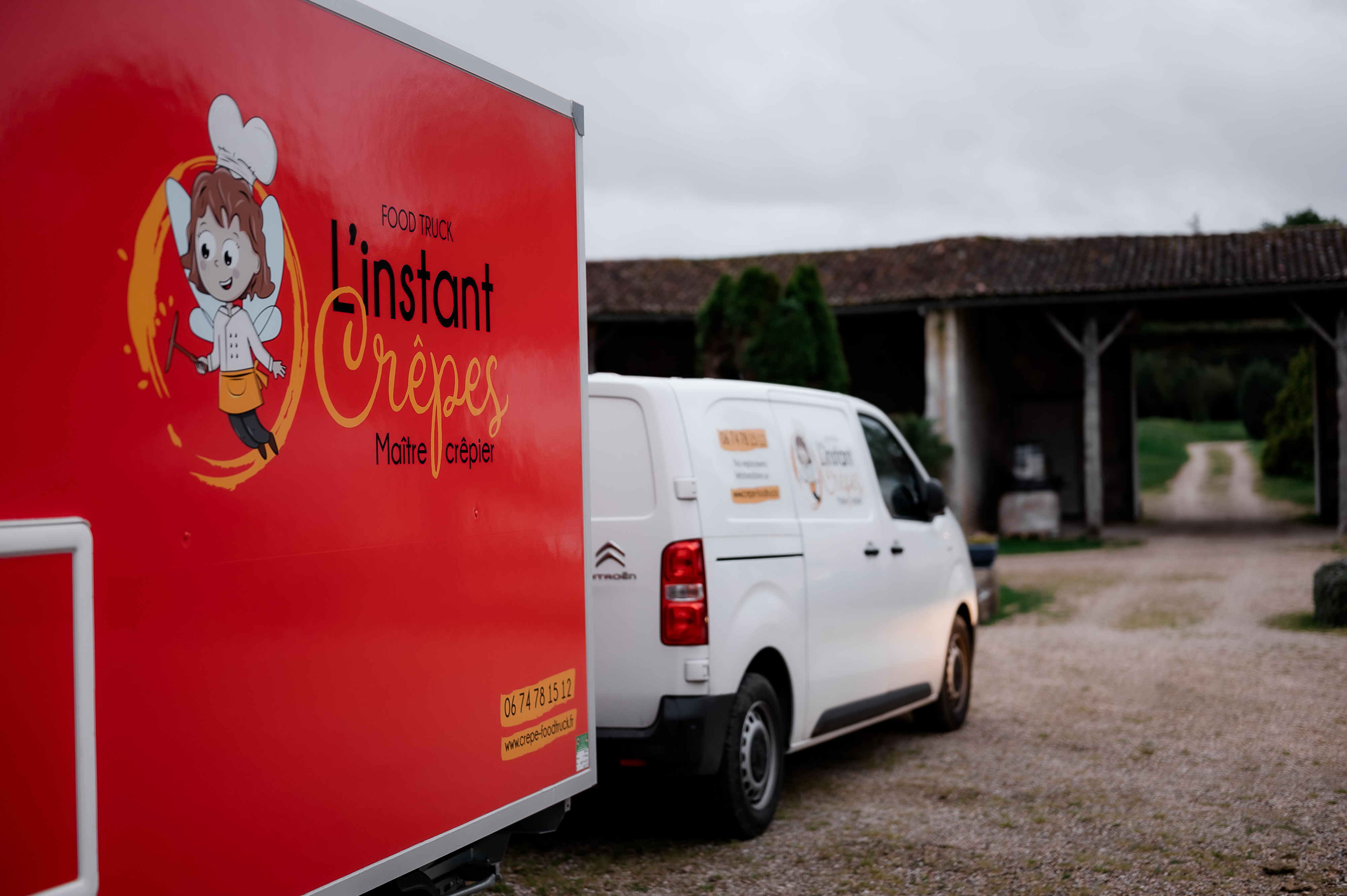 Camionnette food truck &quot;L'instant Crêpes&quot; en stationnement.